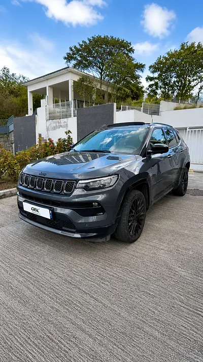 Portada del reel de Instagram del Jeep Compass 1.3 Turbo PHEV T4 240ch BVA 6 4xe de GBL AUTOMOBILES, generado por Karbeam