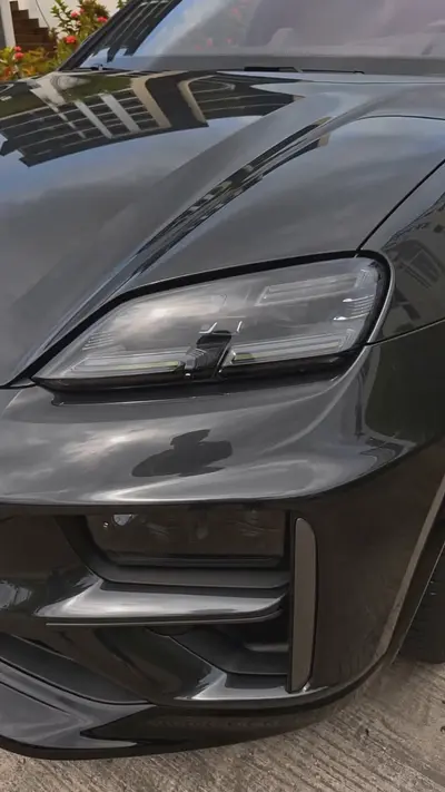 Portada del reel de Instagram del Porsche macan turbo de GBL AUTOMOBILES, generado por Karbeam