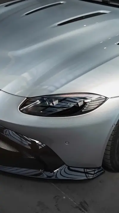 Couverture du reel Instagram Aston Martin Vantage V8 par Mecanicus, généré par Karbeam